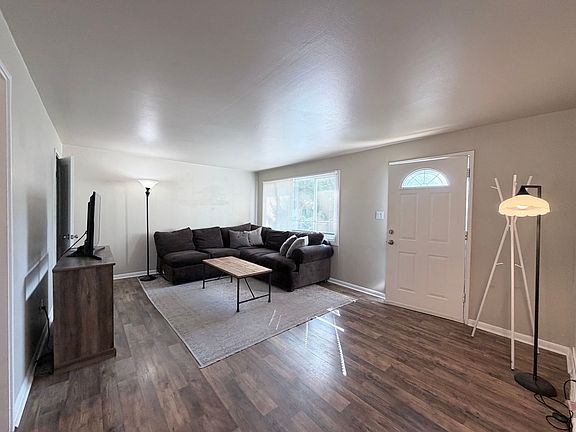 2nd image of 475 Glen View Ct #475