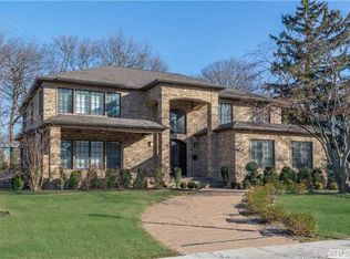 27 Carriage Ln, Roslyn Heights, NY 11577