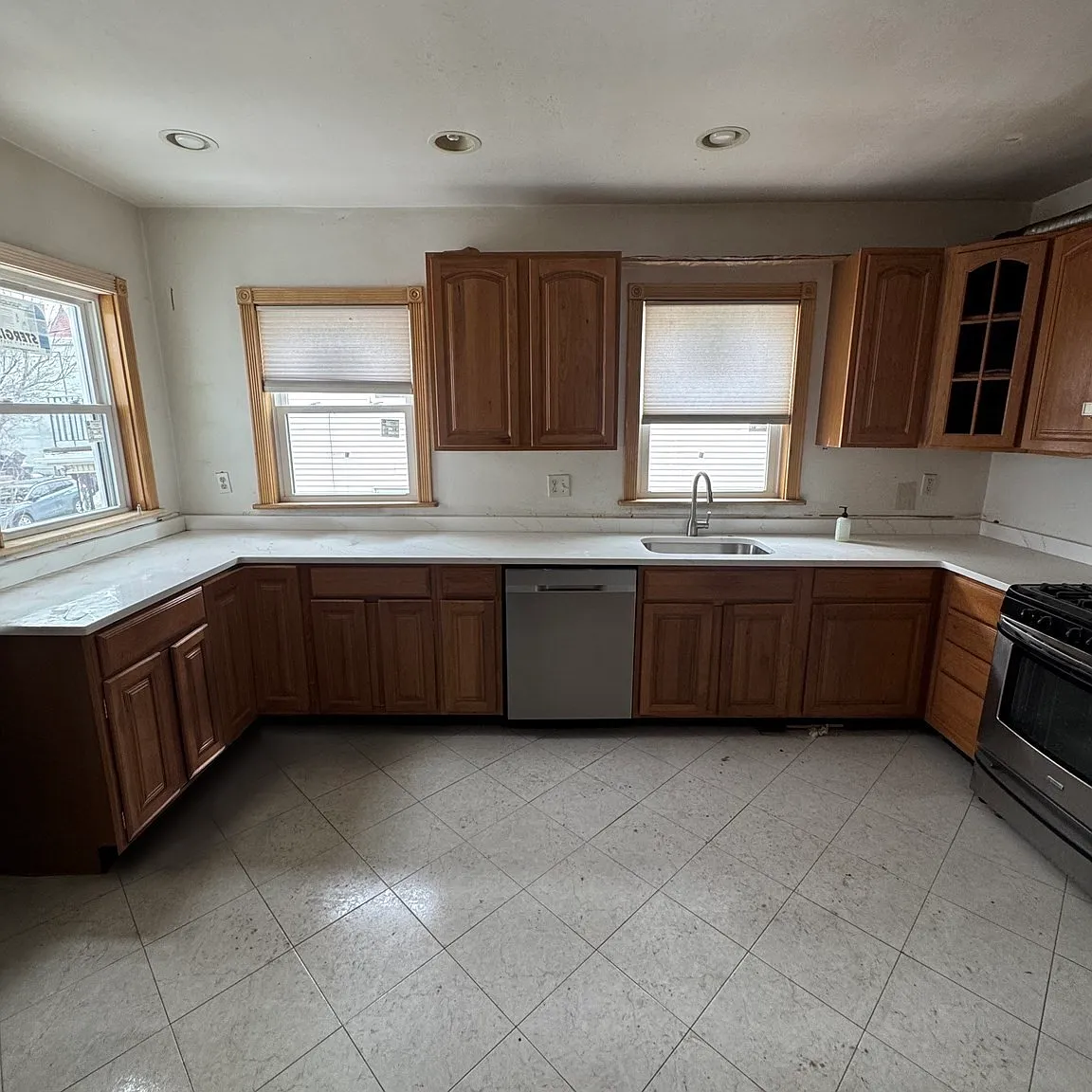 4 bed, 1.0 bath, 9999 sqft, $3,500 — Photo 1