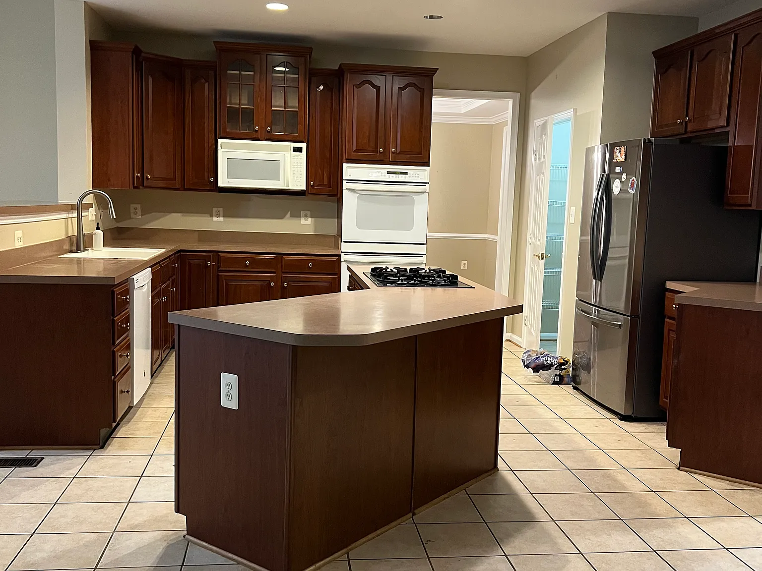 4 bed, 2.5 bath, 3740 sqft, $3,700 — Photo 3