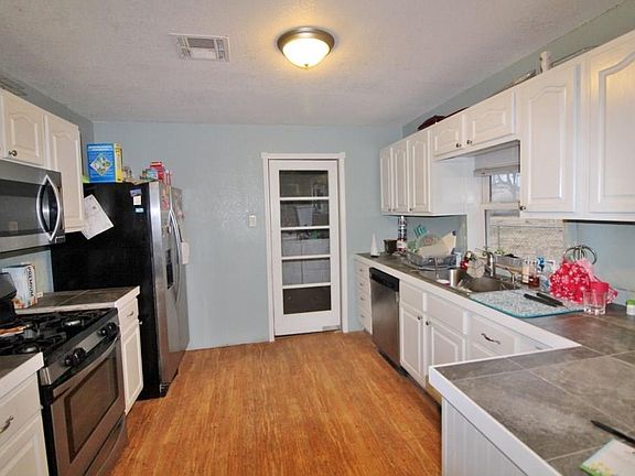 5th image of 805 W College Ave