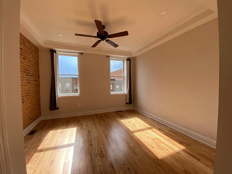 219 S Clinton St — Photo 2