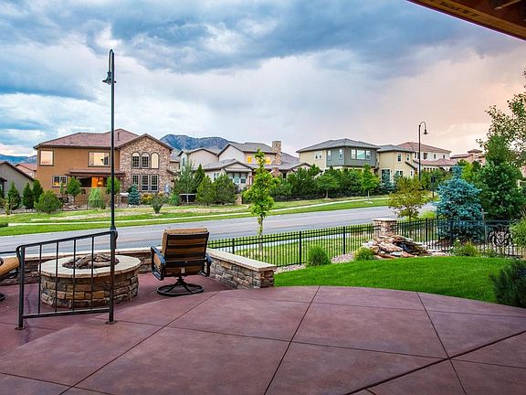 Inviting Front Courtyard