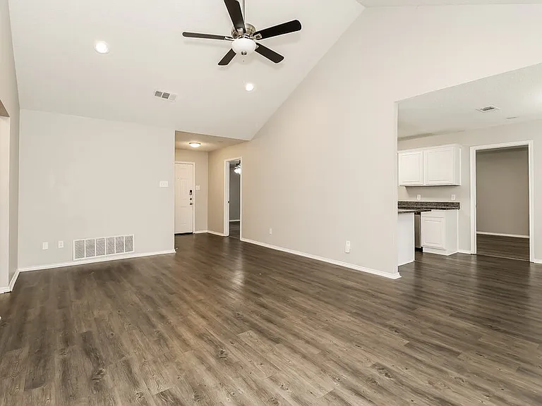 900 Vicksburg Ln — Photo 5