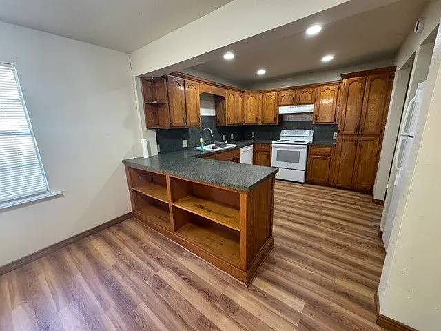 3 bed, 2.0 bath, 1858 sqft, $1,200 — Photo 3