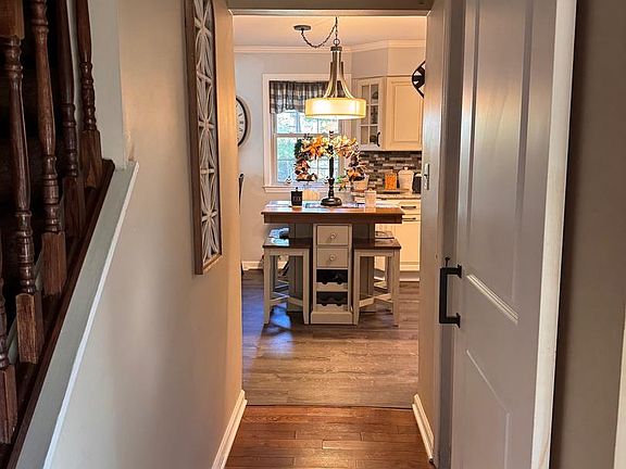 3rd image of 2422 Louden Ln