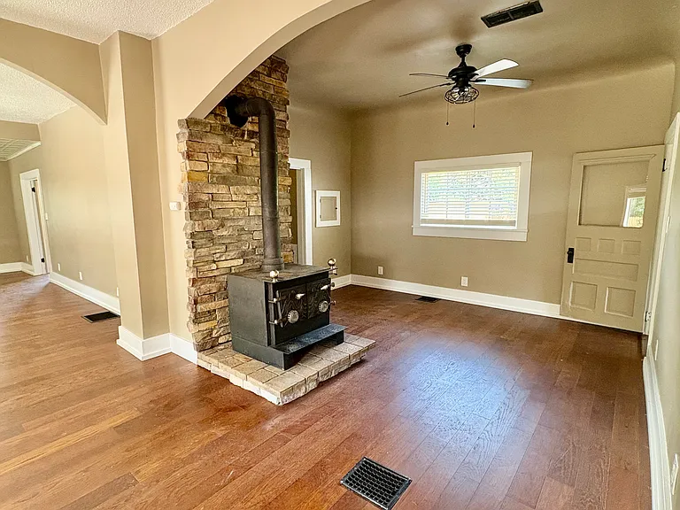 115 Niagara Ave — Photo 4