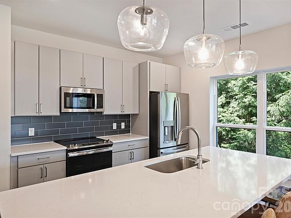 5th image of 3630 Davidson St #2207