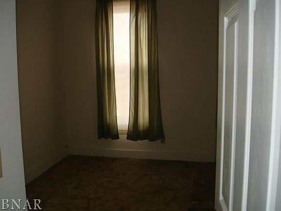 4th image of 1001 W Wood St