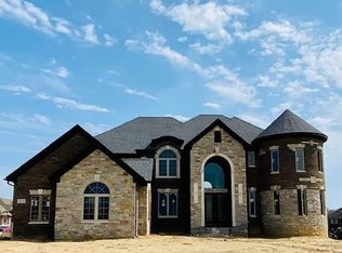 61658 Crown Point Dr, Macomb, MI 48044