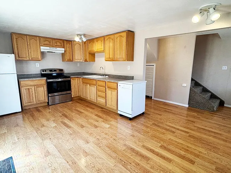 215 W Bell St — Photo 1