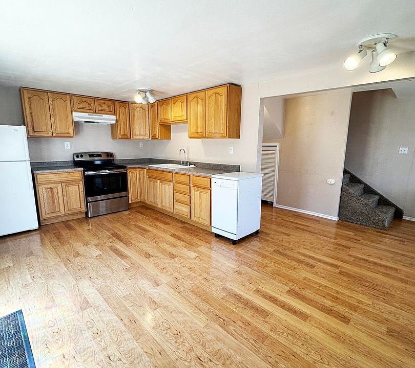 1st image of 215 W Bell St