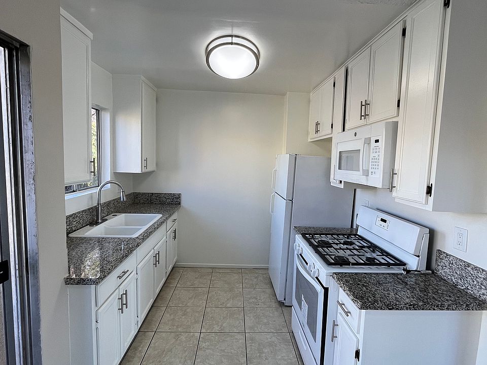 1st image of 1726 N Garfield Pl #17