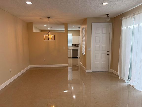 4th image of 940 Doveplum Court