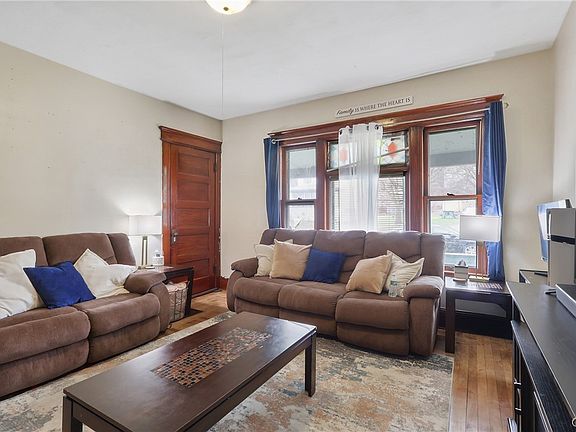 3rd image of 422 Elliott St