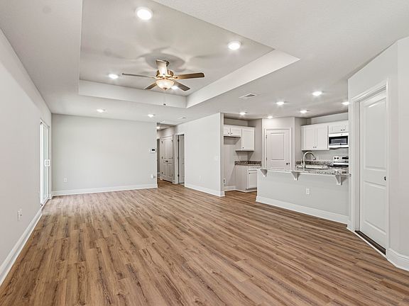 5th image of 402 N 11th St
