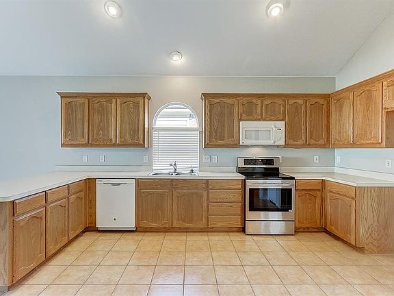 3rd image of 14121 Cochise Dr