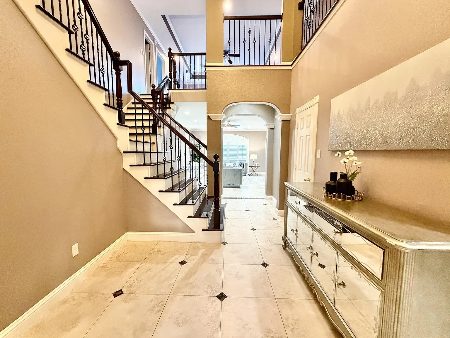 5 bed, 3.5 bath, 4048 sqft, $3,800 — Photo 4