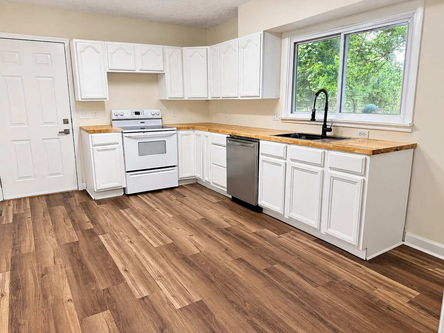 3 bed, 900 sqft, $1,425 — Photo 2