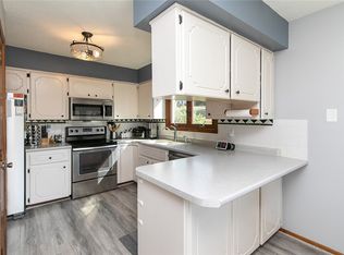 7913 Briarwood Ln, Urbandale, IA 50322