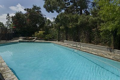 3rd image of 1400 Cresthaven Dr