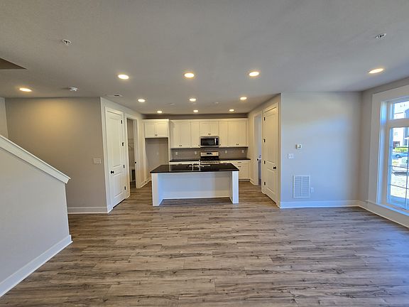 2nd image of 903 Vaughn Ln