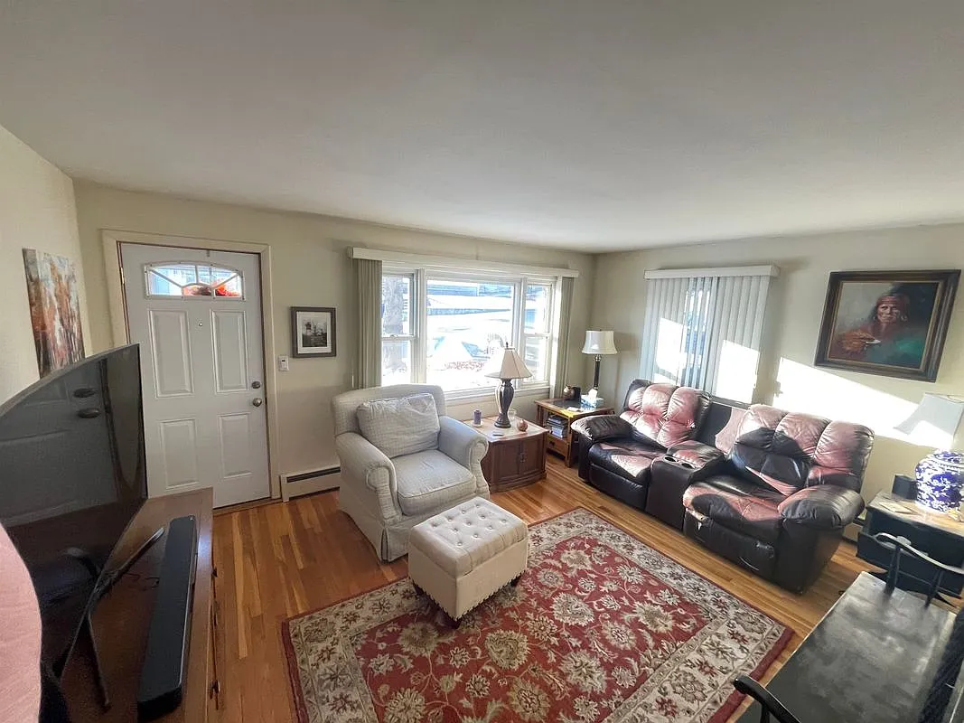 3 bed, 1.0 bath, 1150 sqft, $3,000 — Photo 4