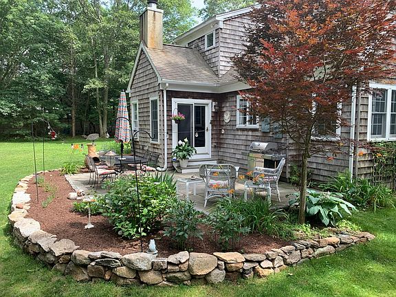 Mature landscaping, large yard