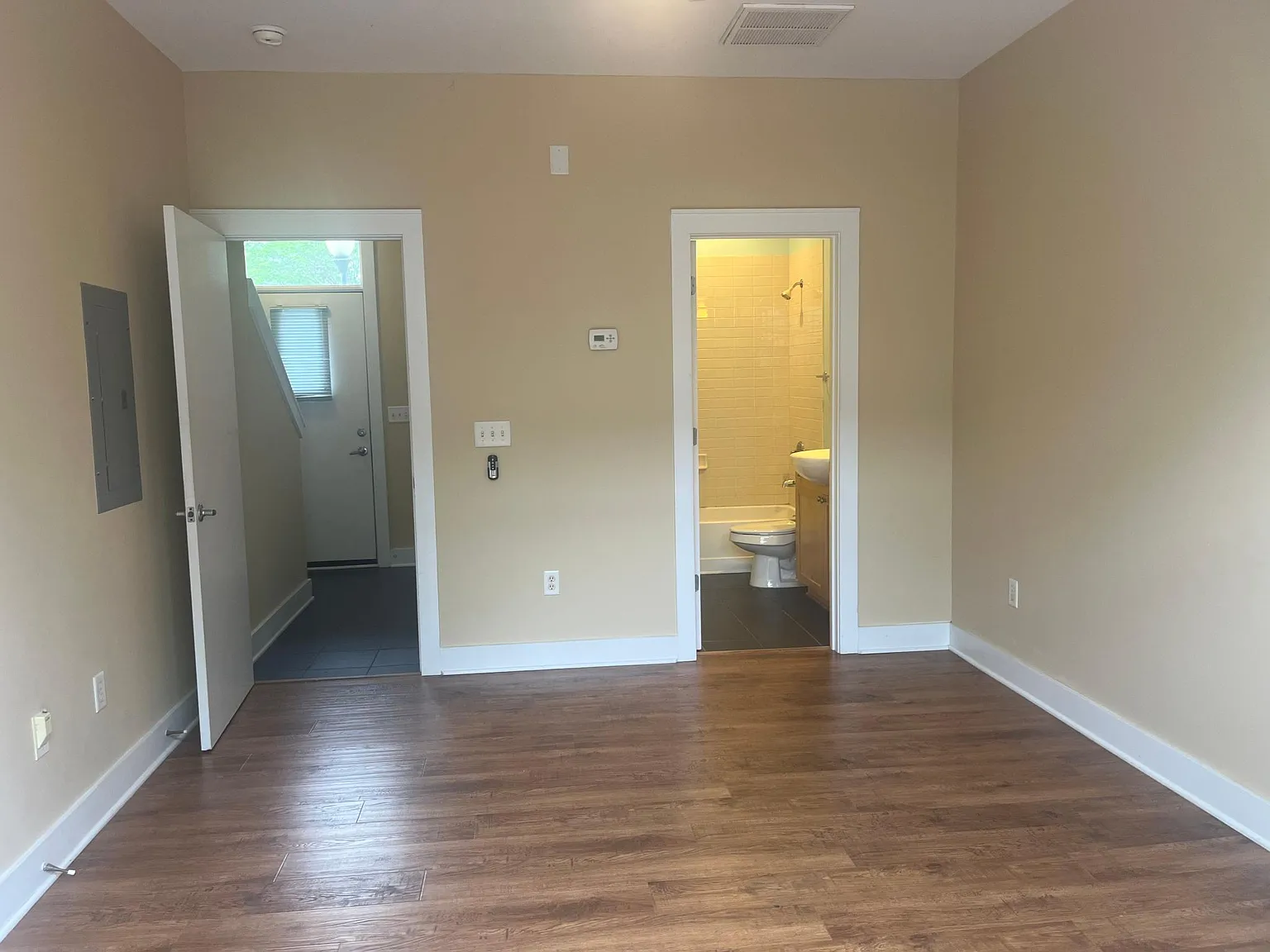 2 bed, 1105 sqft, $2,100 — Photo 4