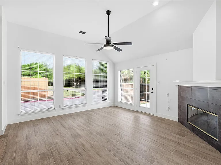 381 Arbor Ln — Photo 3