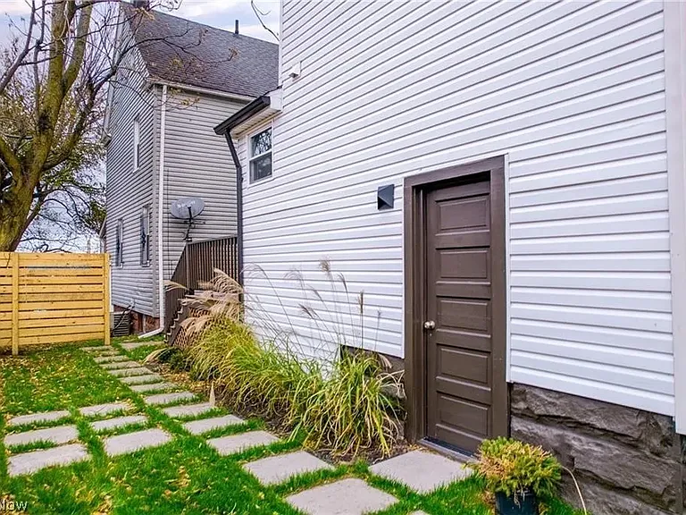 1422 W 77th St — Photo 34