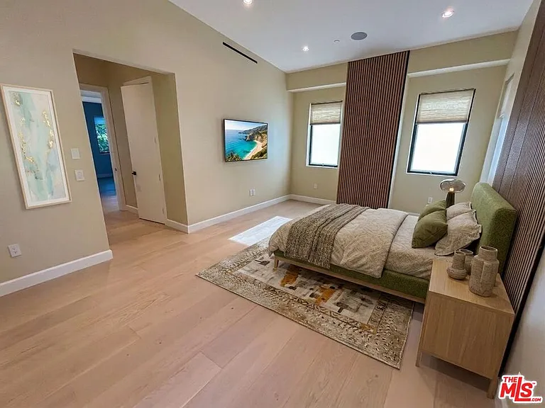 1734 N Beverly Glen Blvd — Photo 32