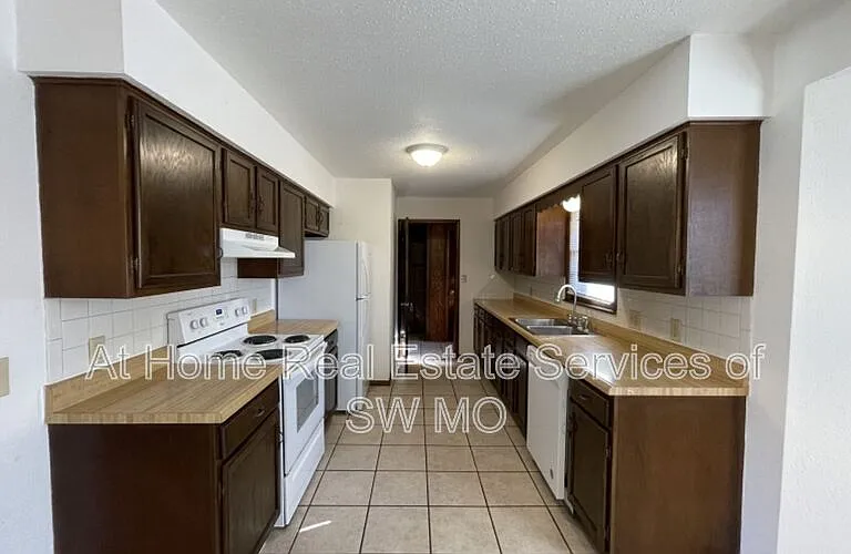 1316 E Lakewood St — Photo 5
