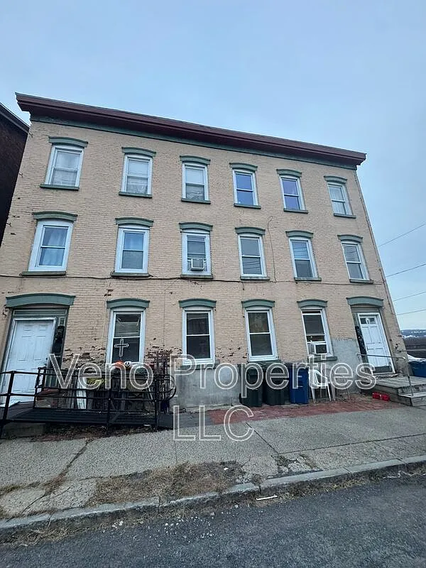 2 bed, 1.0 bath, $1,300 — Photo 1