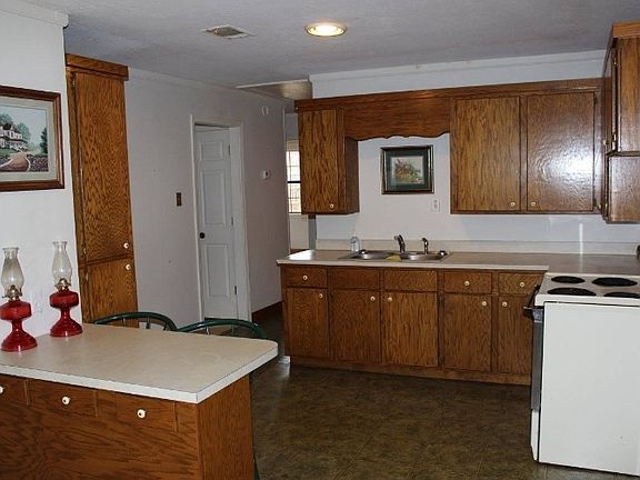 Kitchen with bar 
