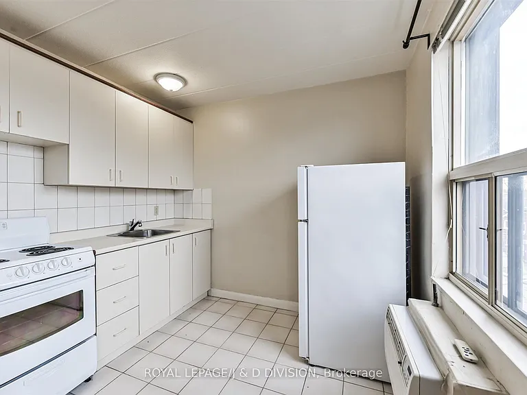 325 Sammon Ave #204 — Photo 6