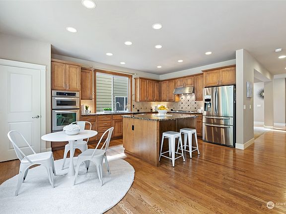 Generous size kitchen with a center island and eating bar.>