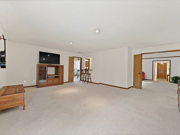 4th image of 9630 Fallbrook Dr