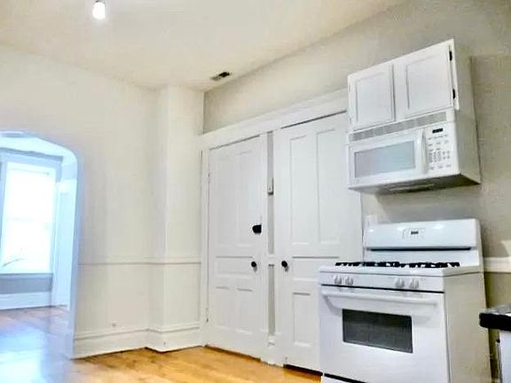 2nd image of 1535 N Bosworth Ave APT 2F