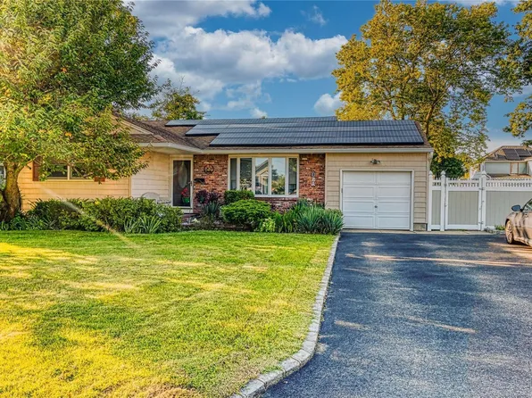 71 Independence Avenue, Babylon, NY 11702