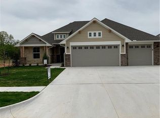 2804 Pebble Creek St, Moore, OK 73160