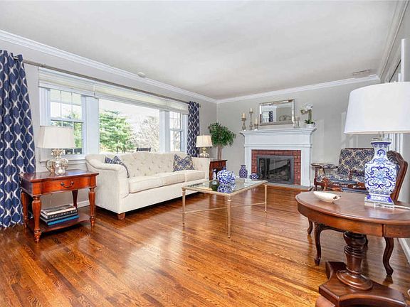 3rd image of 8 Clinch Ave