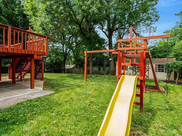 7030 Donna Cir — Photo 32