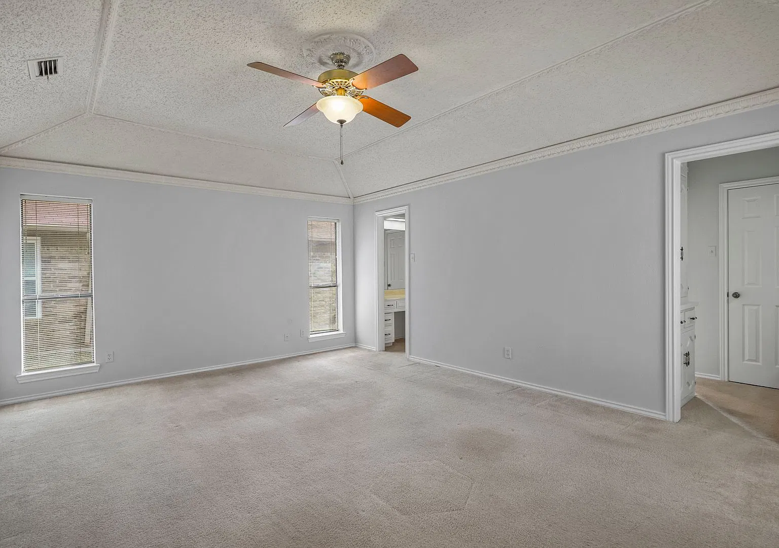 Stunning 4 Bedroom Home in a Great Location! — Photo 2