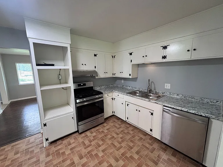 1818 S Ashwood Ave — Photo 3