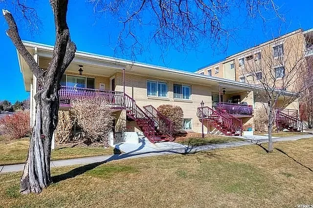 Downtown two bedrooms in the Avenues — Photo 2
