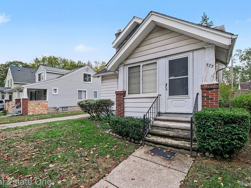 575 Albany St, photo 3