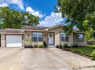 402 8th St, Van Vleck, TX 77482