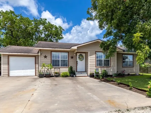 402 8th St, Van Vleck, TX 77482