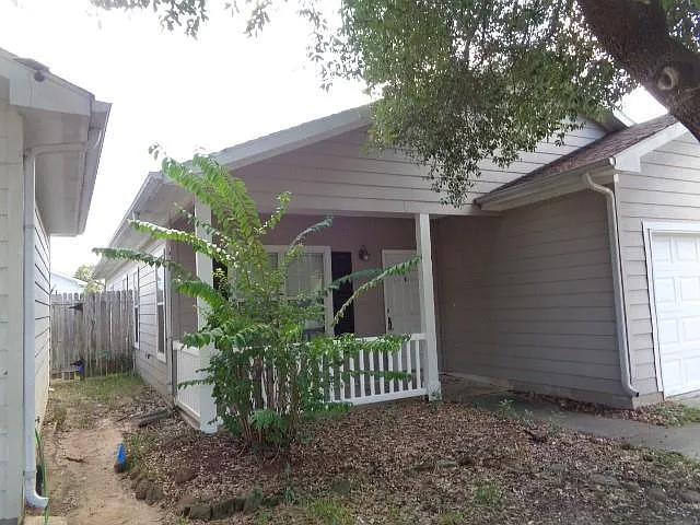 3 bed, 2.0 bath, 1515 sqft, $1,650 — Photo 3